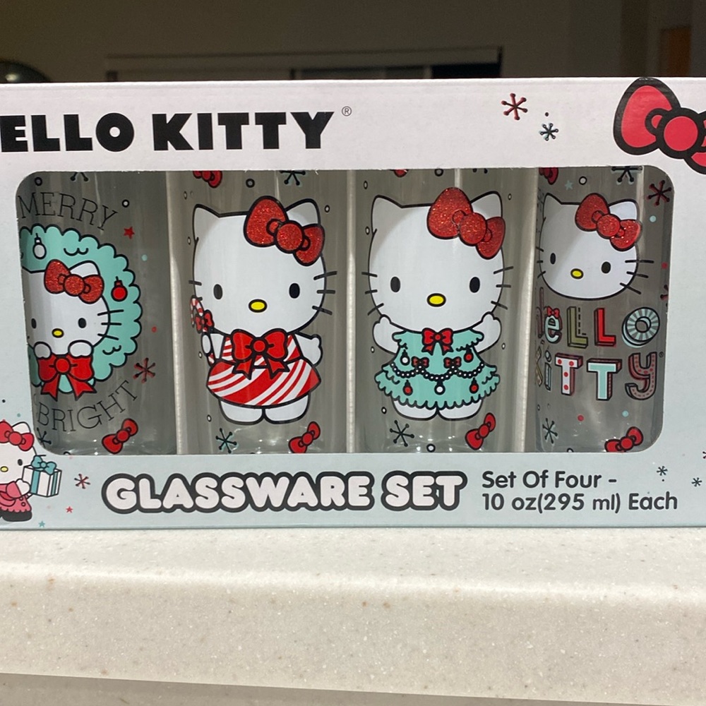 NWT Hello Kitty Christmas Glassware Set